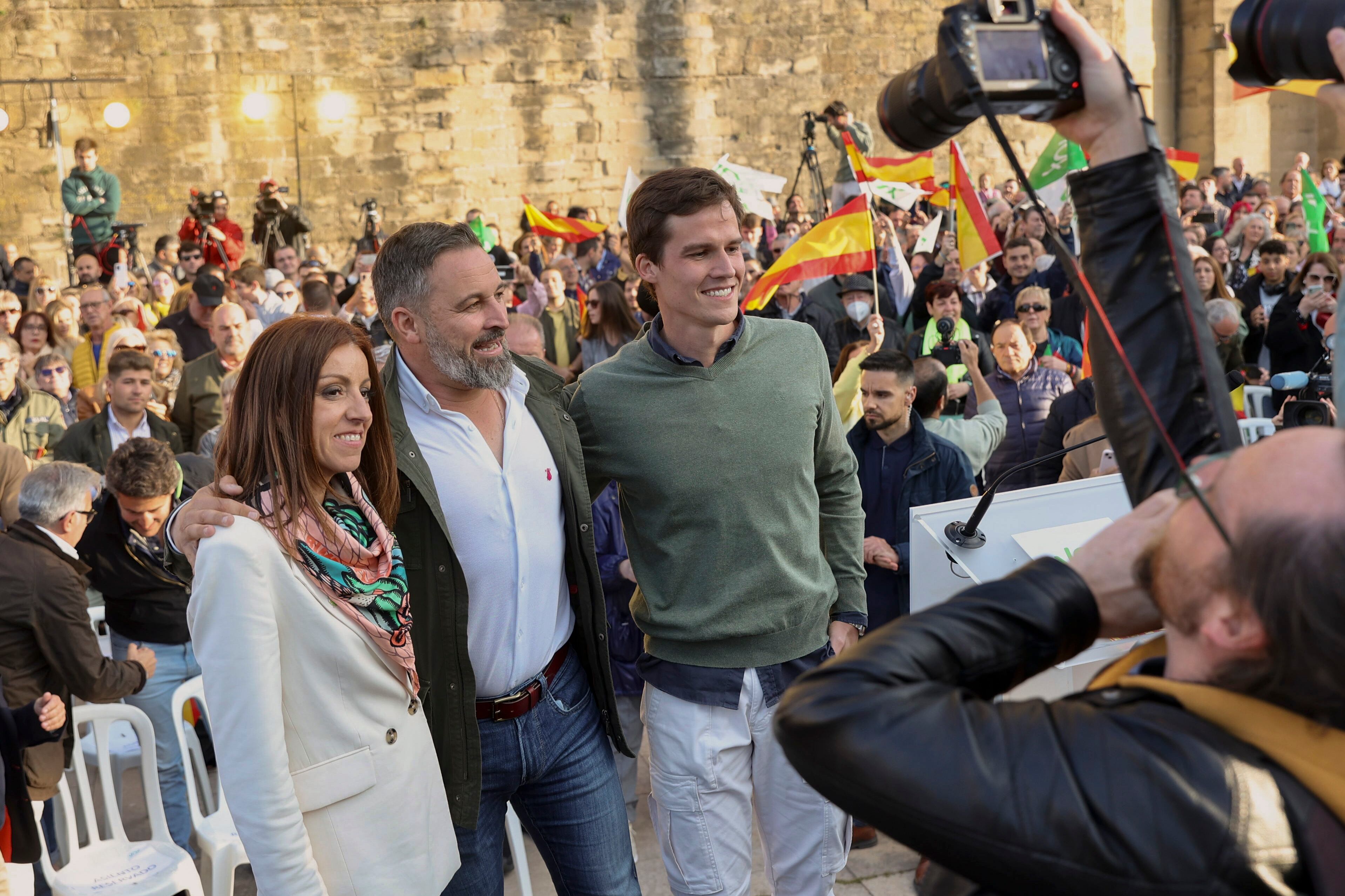 LOGROÑO, 17/05/2023.- El líder de Vox, Santiago Abascal (c), participa en Logroño en un acto con el lema "En La Rioja, vota seguro", con el que respalda a la candidata a la alcaldía de Logroño, María Jiménez Alonso (i), y a su candidato a la presidencia del Gobierno de La Rioja, Ángel Alda (d), que aspiran a formar parte, por primera vez, de las instituciones riojanas tras las elecciones del 28 de mayo. EFE/Raquel Manzanares
