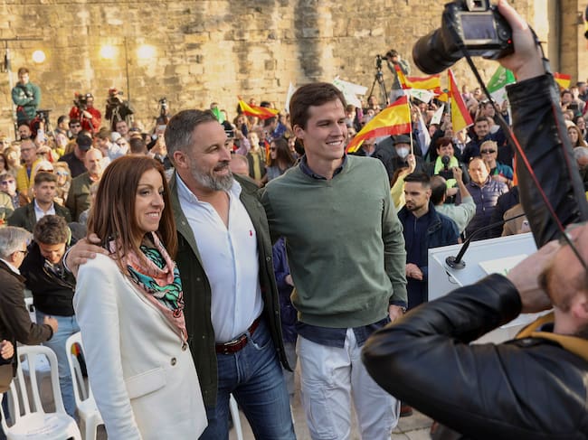 LOGROÑO, 17/05/2023.- El líder de Vox, Santiago Abascal (c), participa en Logroño en un acto con el lema "En La Rioja, vota seguro", con el que respalda a la candidata a la alcaldía de Logroño, María Jiménez Alonso (i), y a su candidato a la presidencia del Gobierno de La Rioja, Ángel Alda (d), que aspiran a formar parte, por primera vez, de las instituciones riojanas tras las elecciones del 28 de mayo. EFE/Raquel Manzanares