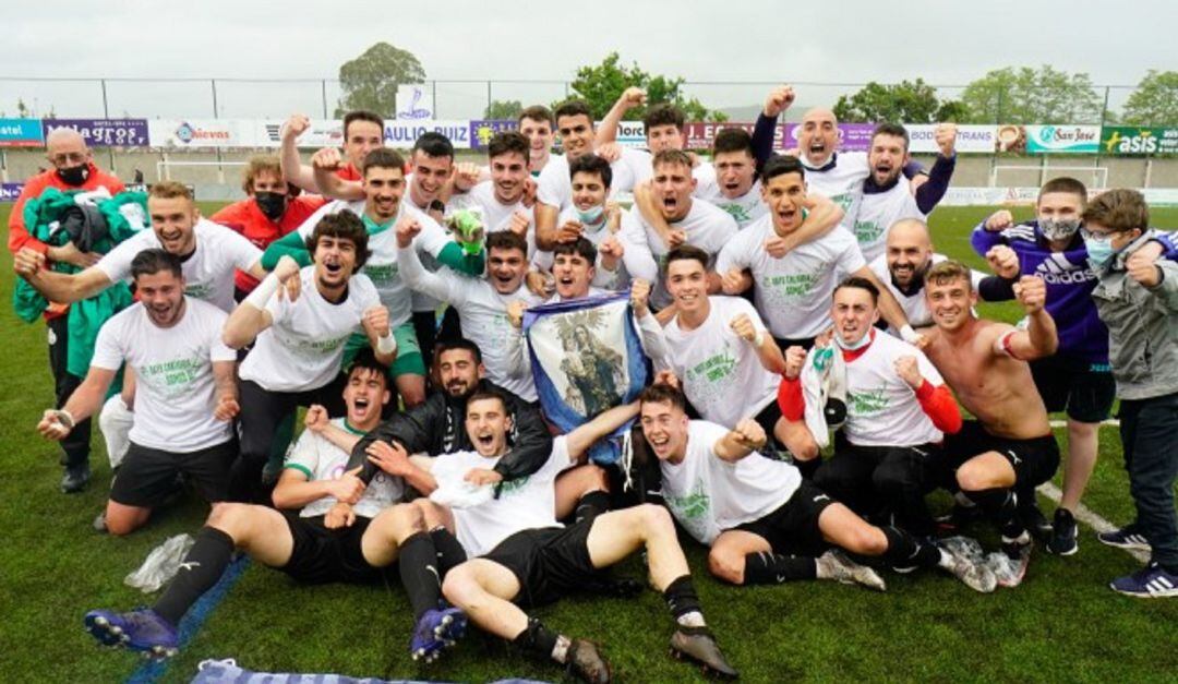 La plantilla del Rayo Cantabria festeja el ascenso en Santa Ana