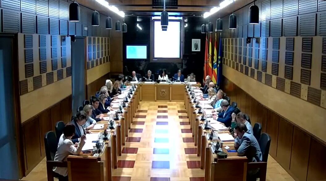 Imagen del pleno celebrado este jueves en el Ayuntamiento de Huesca, donde Vox ya ha pedido "prioridad nacional" para los adjudicatarios de las viviendas de la Merced