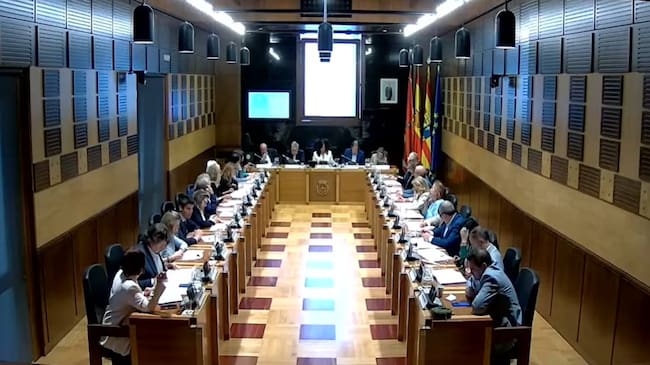 Imagen del pleno celebrado este jueves en el Ayuntamiento de Huesca, donde Vox ya ha pedido "prioridad nacional" para los adjudicatarios de las viviendas de la Merced