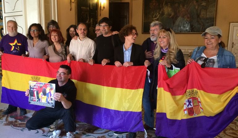 Ediles de Guanyar y simpatizantes de la República, en el acto homenaje en el Ayuntamiento de Alicante