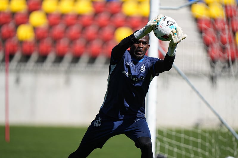 La missió d'Owono serà deixar la porteria a zero, tal com va fer en l'ultim partit a domicili, contra la Cultu