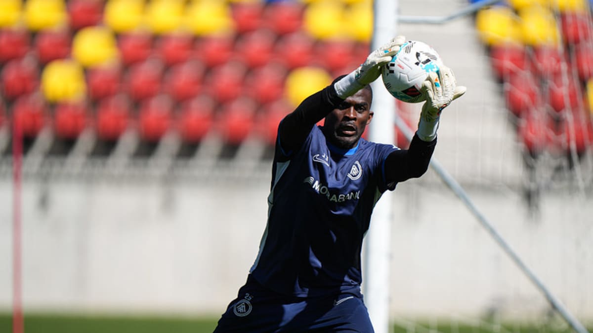 Owono prefereix tocar de peus a terra