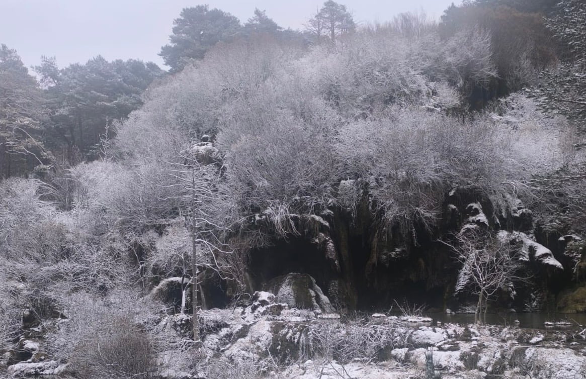 Paisaje nevado en el Nacimiento del río Cuervo en la Serranía de Cuenca.