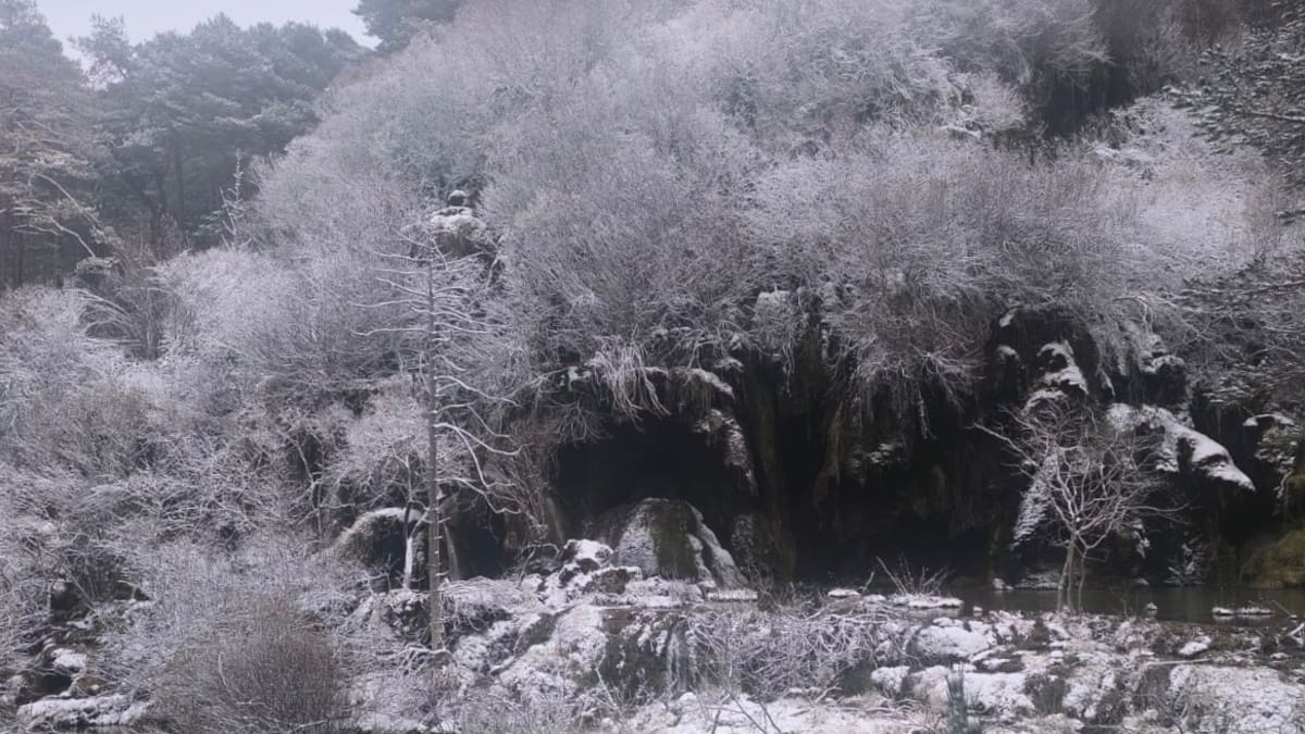 El Nacimiento del río Cuervo nevado anima al turismo en la Serranía de Cuenca