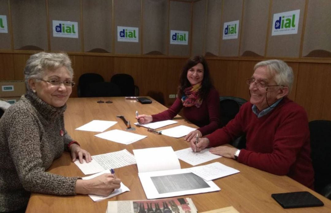 De izquierda a derecha, Esperanza Alcaide, Beatriz Hoster y Antonio Rodríguez Almodóvar, jurado del XIX Concurso de Literatura Infantil de Radio Sevilla &#039;Palabras para la Navidad&#039;