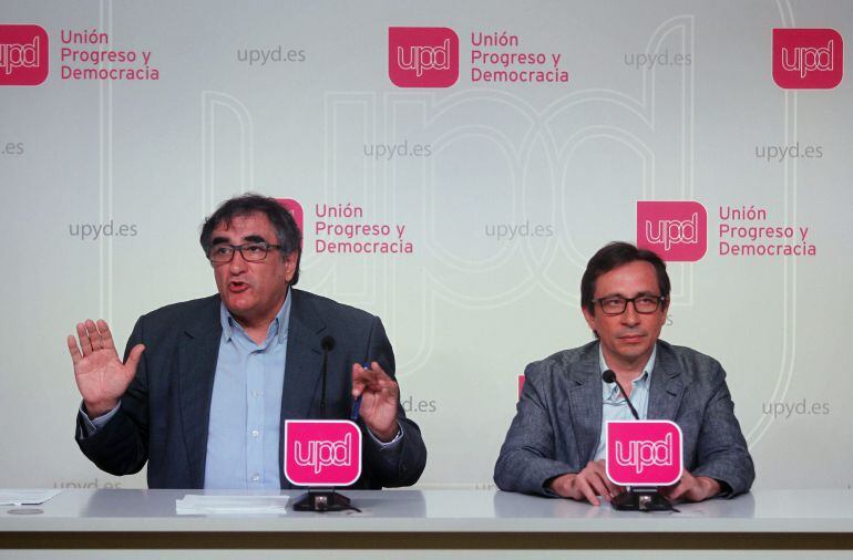 GRA309. MADRID, 15/06/2015.- Los responsables de Organización de UPyD, Juan Luis Fabo (i) y de Acción Institucional, Ramón Marcos Allo (d), durante la rueda de prensa ofrecida tras la reunión de la dirección que fija las condiciones y términos del Congres