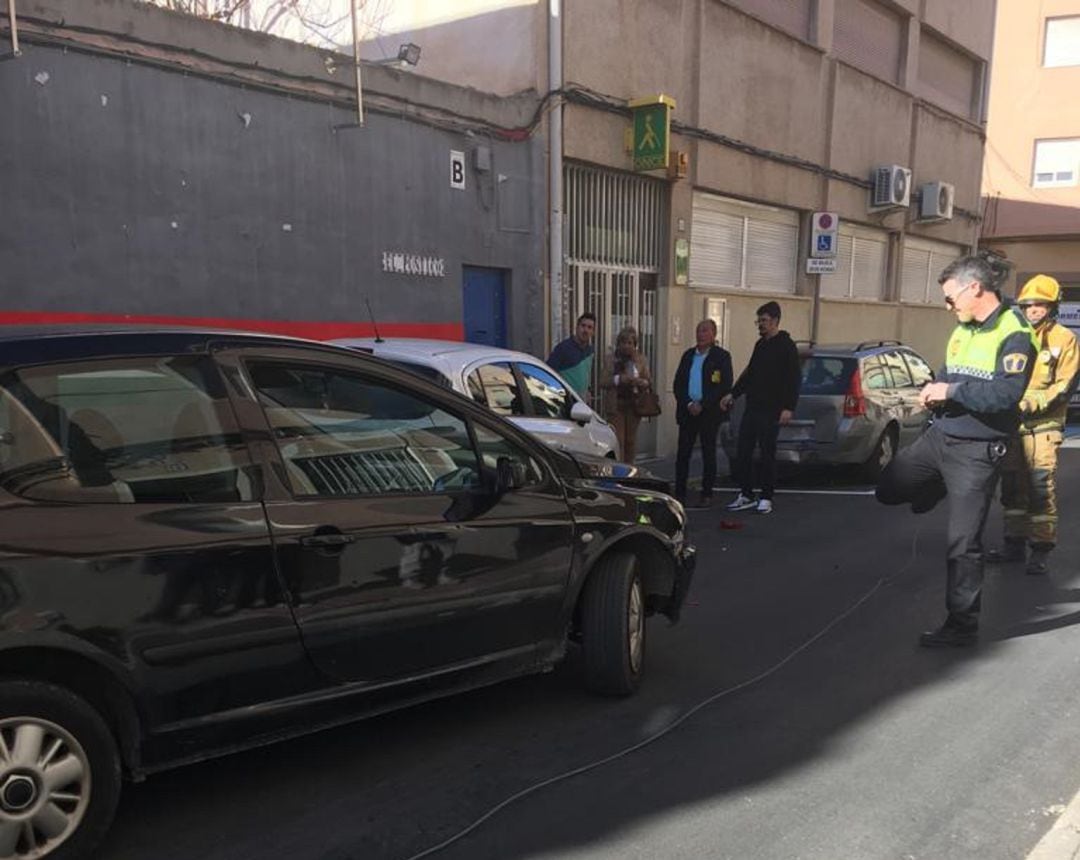 Bomberos y Policía Local en el lugar del accidente, en la calle Cervantes de Elda