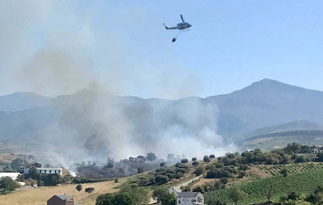 Helicóptero actuando sobre el incendio