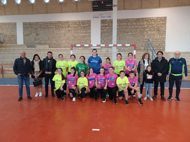 Componentes del Club Balonmano de Linares y representantes municipales en la inauguración de las pistas polideportivas de San José (Linares).