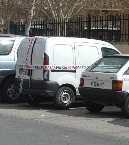 La furgoneta Renault Kangoo localizada en Alcalá de Henares en la que se hallaron siete detonadores y una cinta en árabe con versículos del Corán.