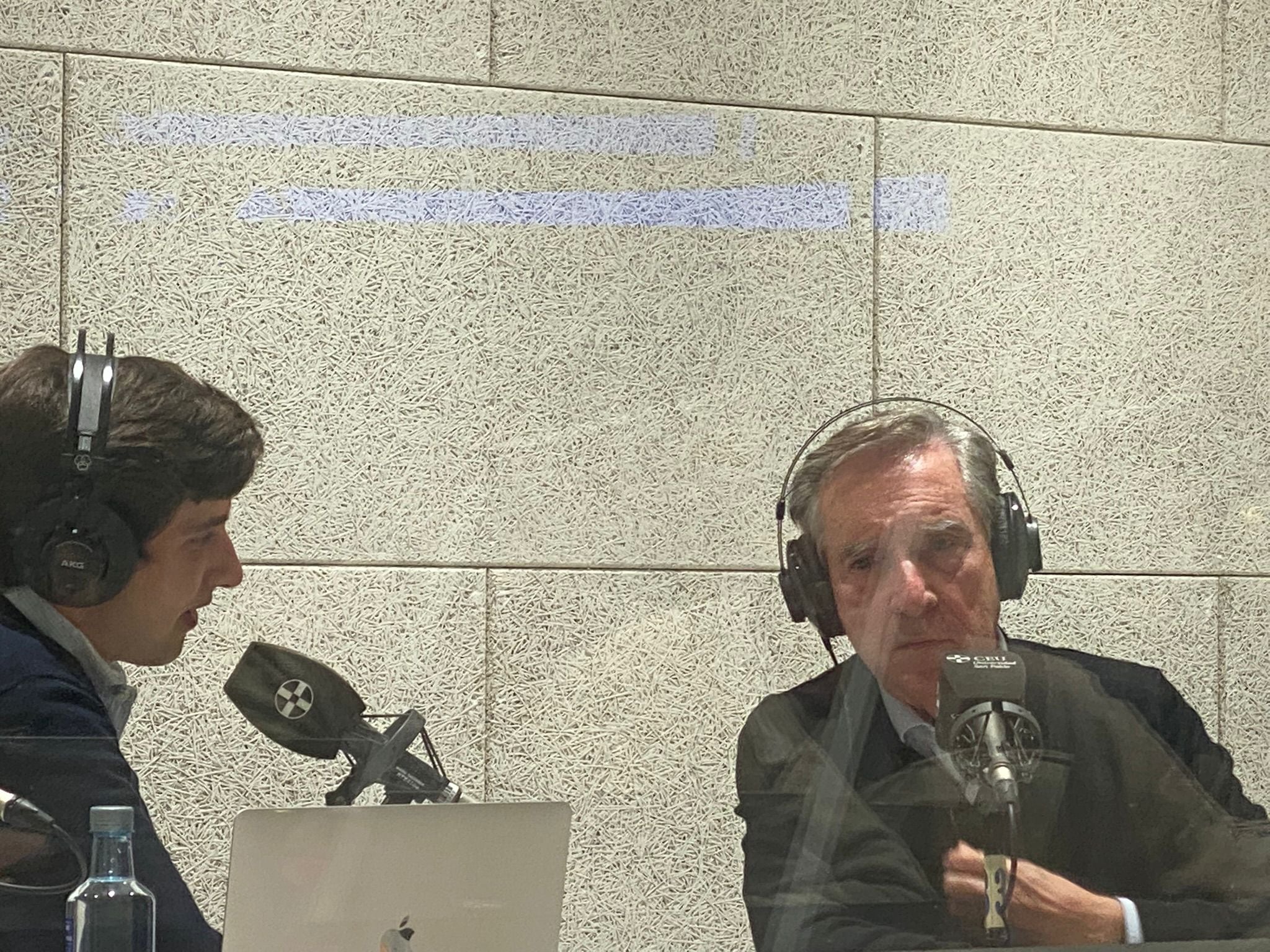 Otro momento de la entrevista de Fernando Ruiz a Iñaki Gabilondo