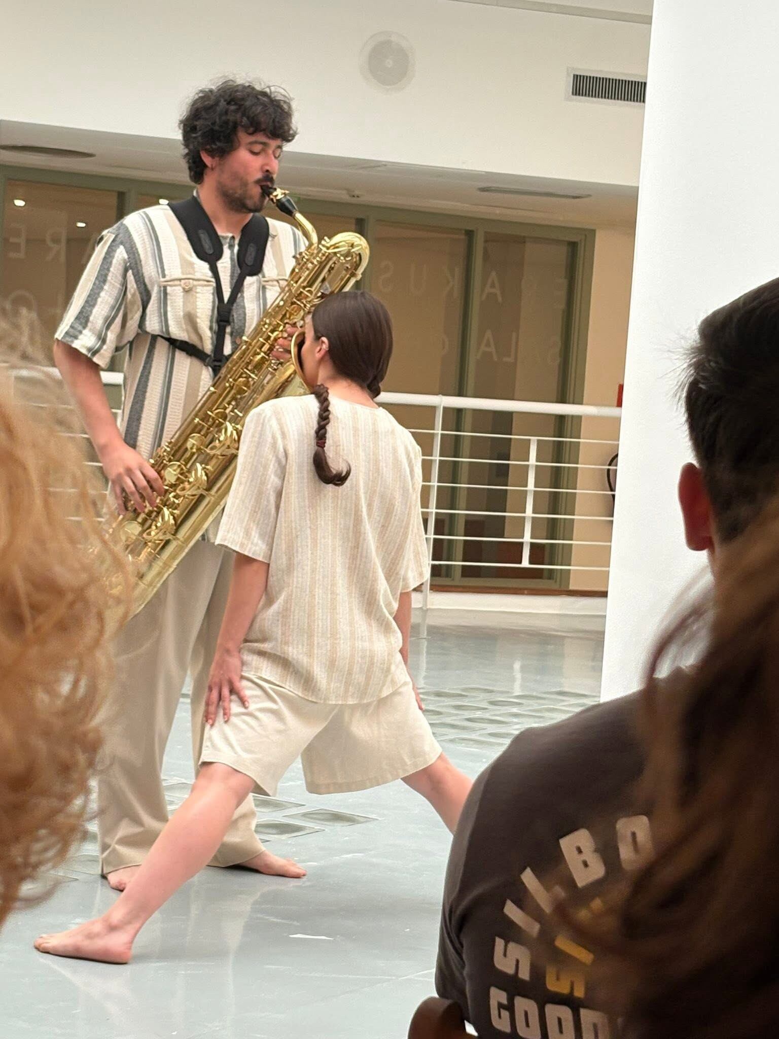 El saxofonista eibarrés Xabier Oruesagasti y la bailarina portuguesa Catarina Paiva actuaron este lunes en Portalea