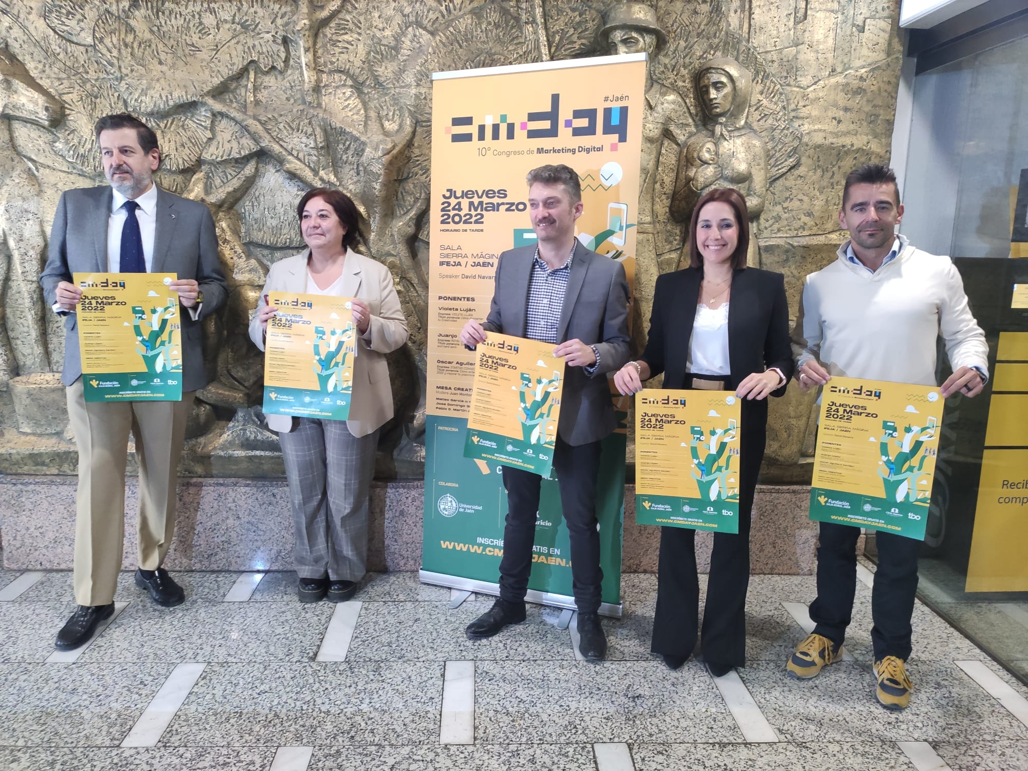 Responsables de la Caja Rural de Jaén, la UJA y el CMDAY posando ante las cámaras