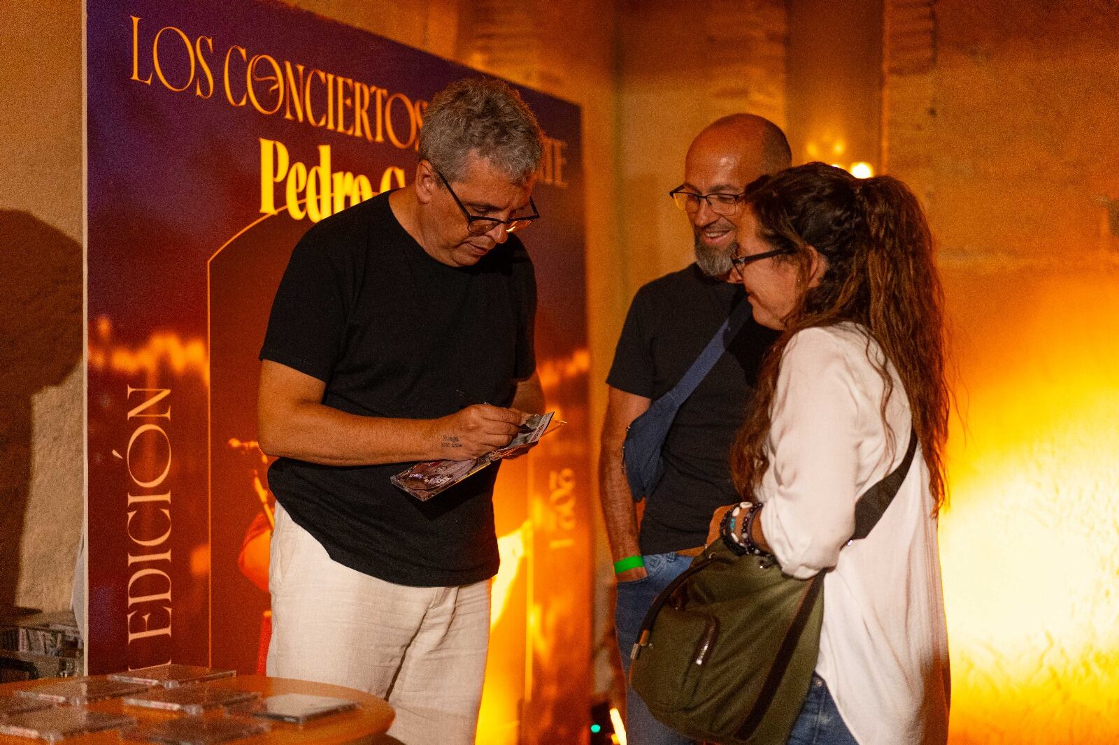 Pedro Guerra firmando autógrafos