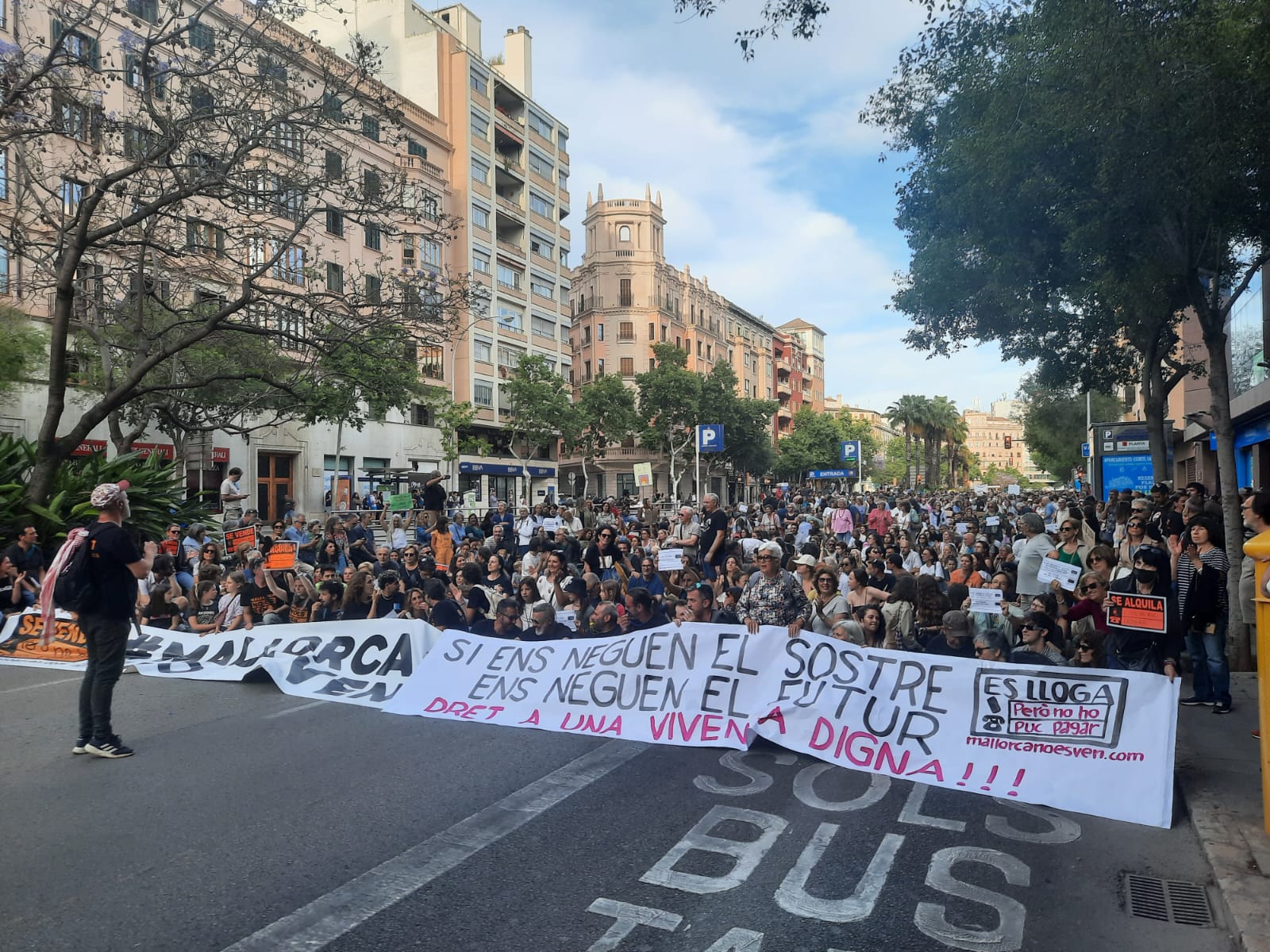 En torno a 10.000 personas han salido a las calles de Palma en protesta por el imposible acceso a la vivienda.