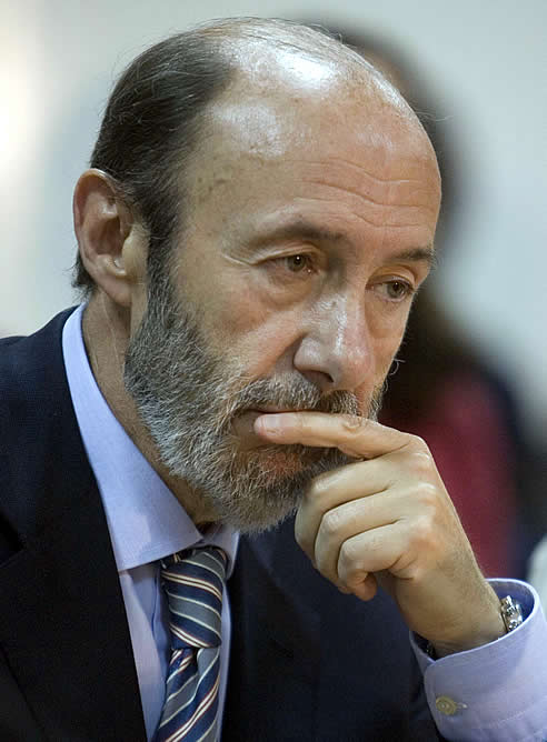 El ministro del Interior, Alfredo Pérez Rubalcaba, ha asegurado en el Congreso que &quot;ETA conserva capacidad para hacer mucho daño&quot;, a pesar de que la organización criminal está &quot;más débil&quot; que nunca debido a operaciones policiales como la detención la pasada semana en Francia de cuatro de sus máximos cabecillas.