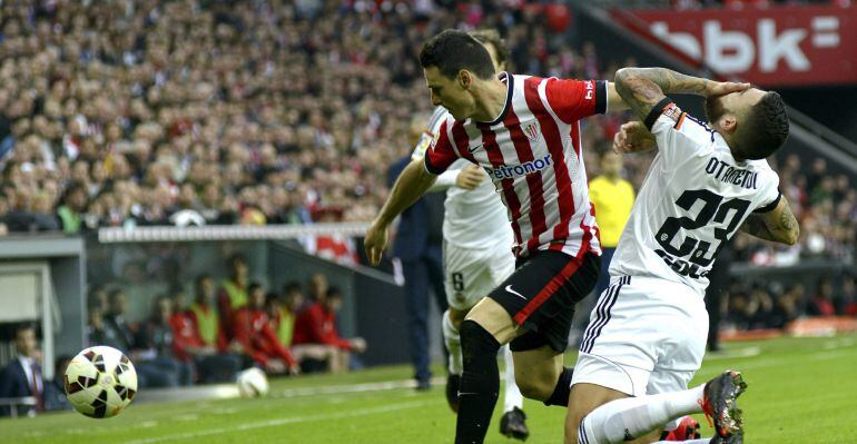 GRA316. BILBAO, 09/04/2015.- El delantero del Athletic Aritz Aduriz (i) y el defensa del Valencia Nicolás Otamendi durante el partido correspondiente a la trigésima jornada de Liga que disputan en el estadi San Mamés. EFE/Miguel Toña