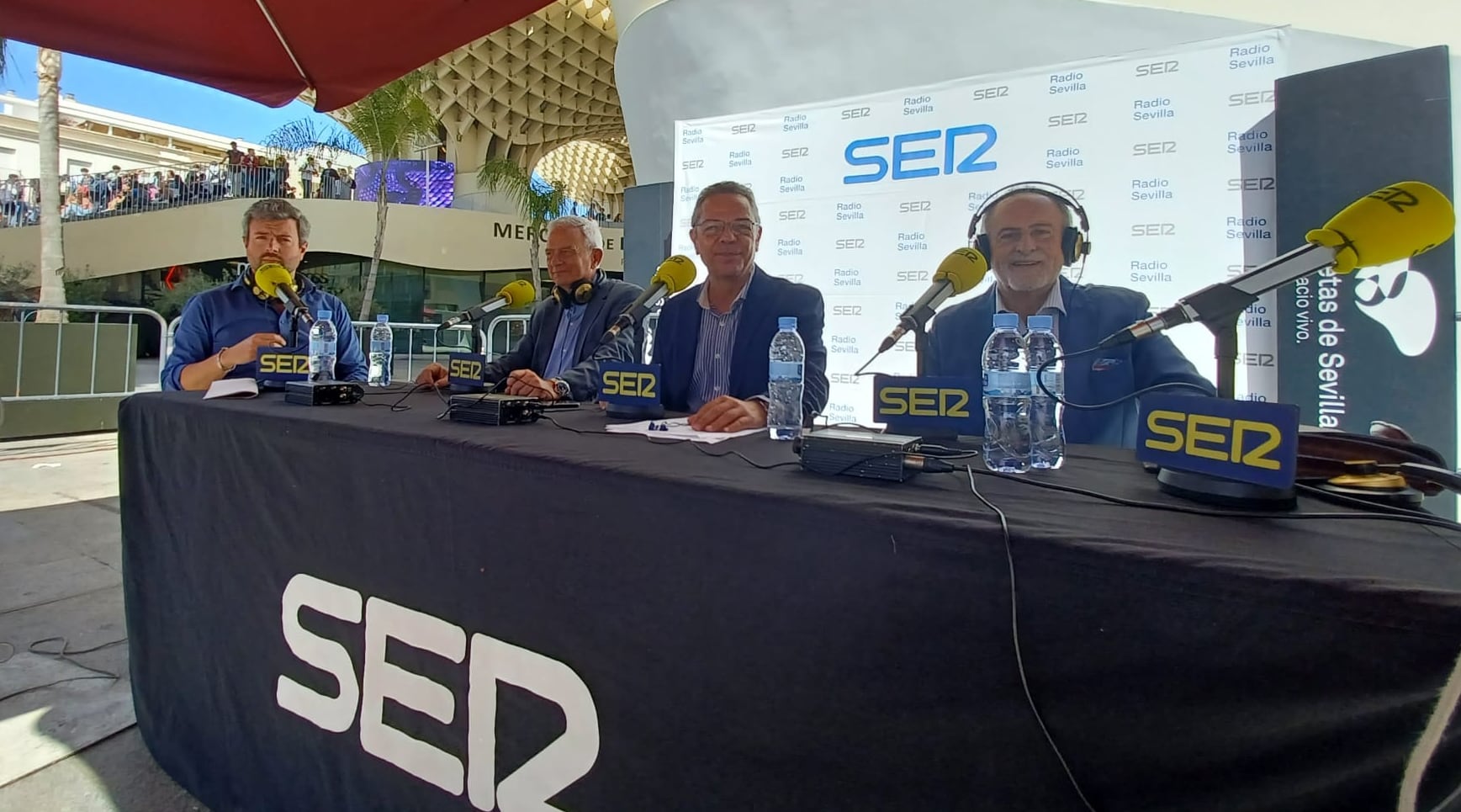 Invitados a programa Hoy por Hoy desde la Setas de Sevilla en la entrega del Programa de Mano de Cruz de Guía