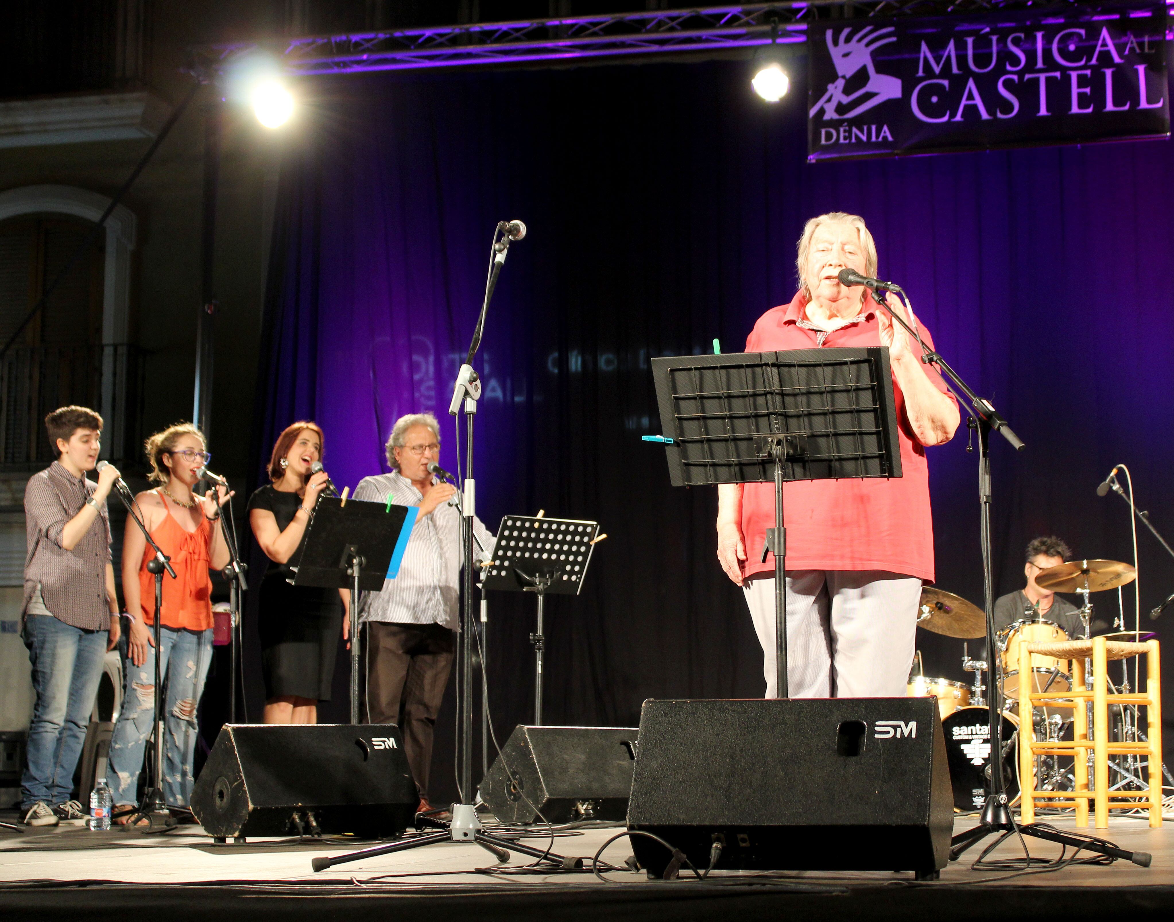 El cantautor valenciano Paco Muñoz en una actuación en el festival Música al Castell de Dénia.