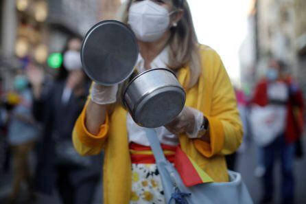 Una mujer protesta este domingo en León contra el Gobierno