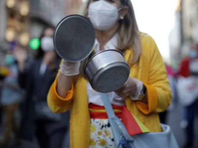 Una mujer protesta este domingo en León contra el Gobierno