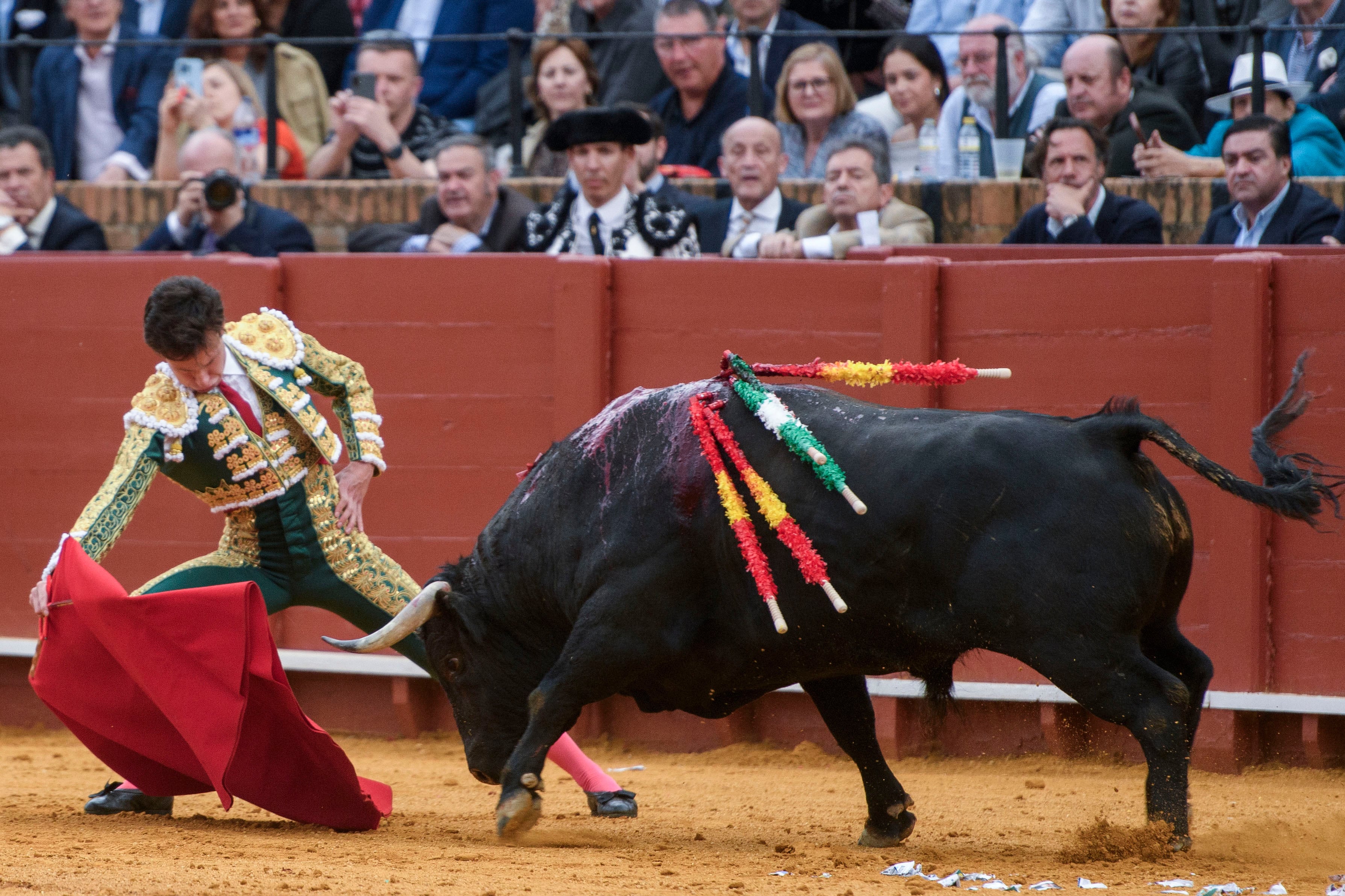 SEVILLA, 11/04/2026.- El diestro Fabio Jiménez da un pase con la muleta al primero de los de su lote, durante la segunda corrida de abono de la Plaza de la Maestranza de Sevilla en el que se lidian toros de la ganadería de Alcurrucén. EFE/ Raúl Caro
