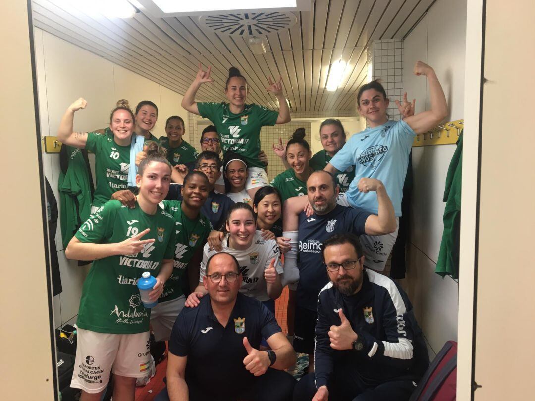 Jugadoras y técnicos celebran la victoria en Cataluña