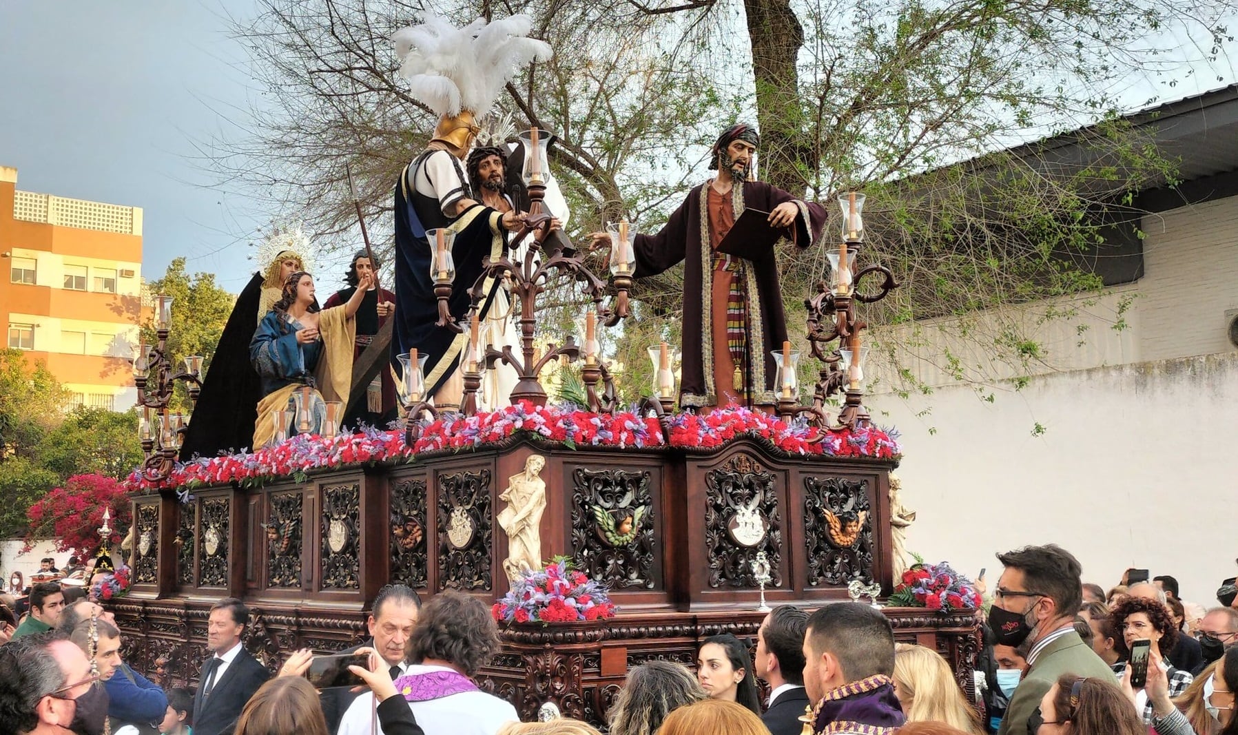 El paso de Bendición y Esperanza junto a la Parroquia de la Oliva