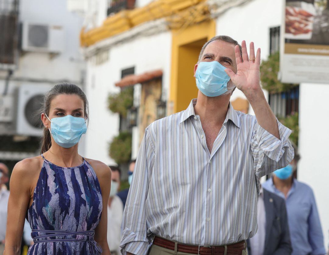 Los Reyes de España, Felipe VI y Doña Letizia durante la visita a los Patios de Córdoba