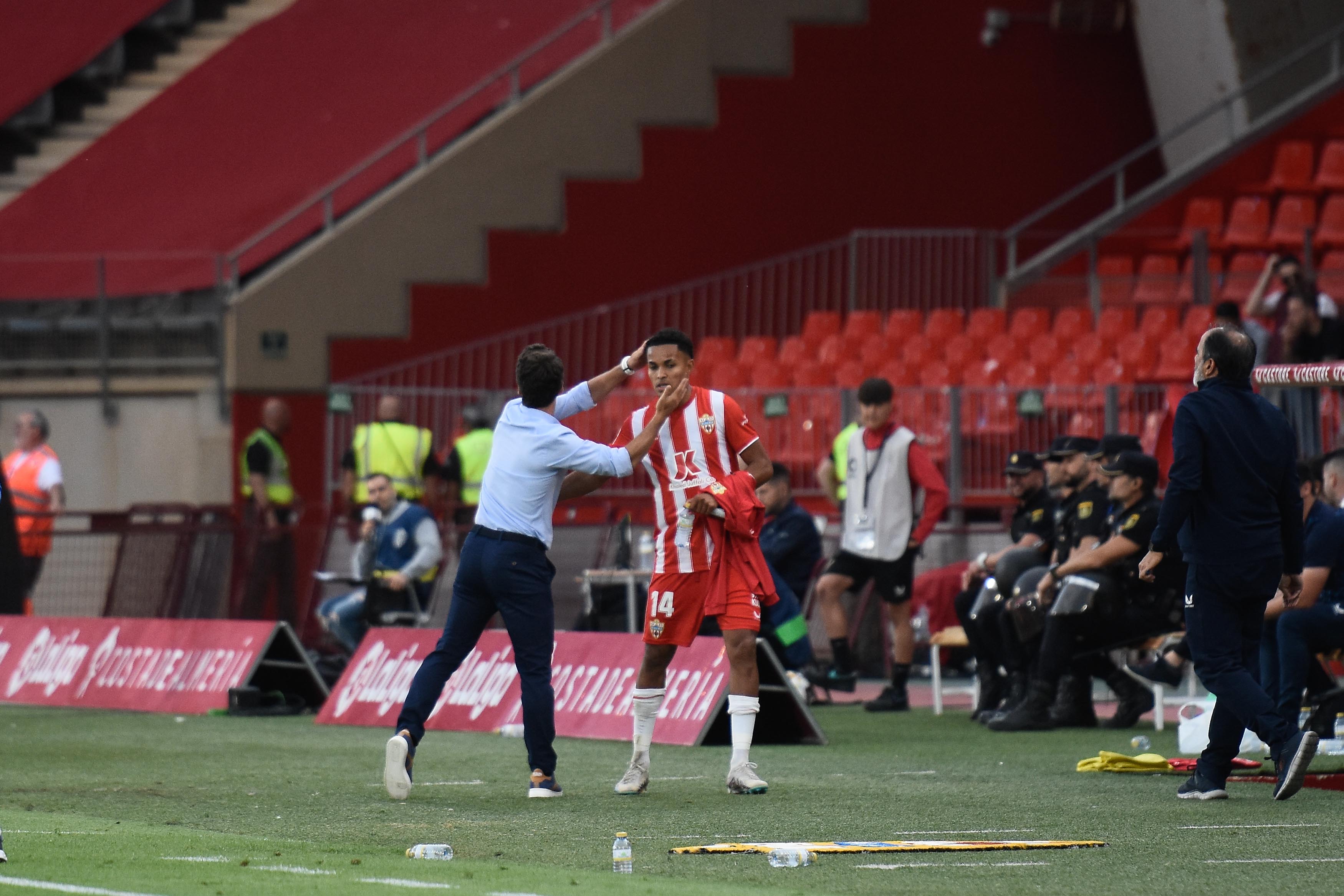 Rubi saluda a una estrella que ha salido del cajón.
