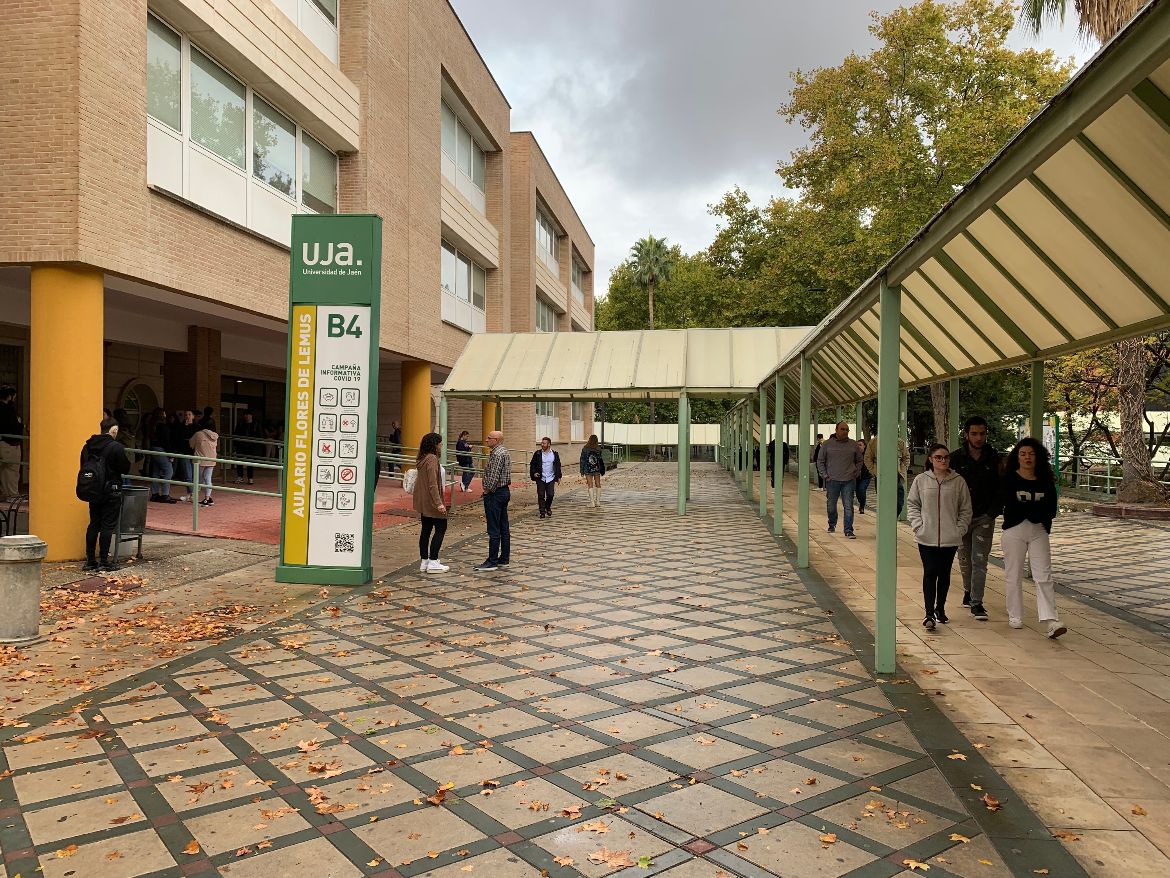 Estudiantes en el campus de Las Lagunillas de la Universidad de Jaén.