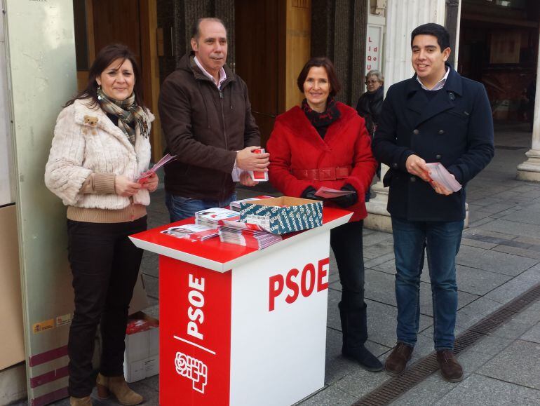 El PSOE presenta su programa en las calles de Palencia