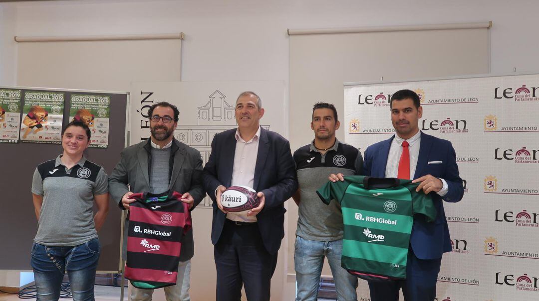 El balón oval presidió la presentación del evento