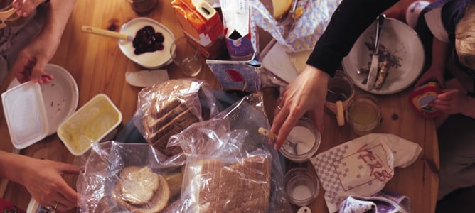 Cada europeo tira 179 kilos de comida a la basura según un estudio de la Comisión Europea.