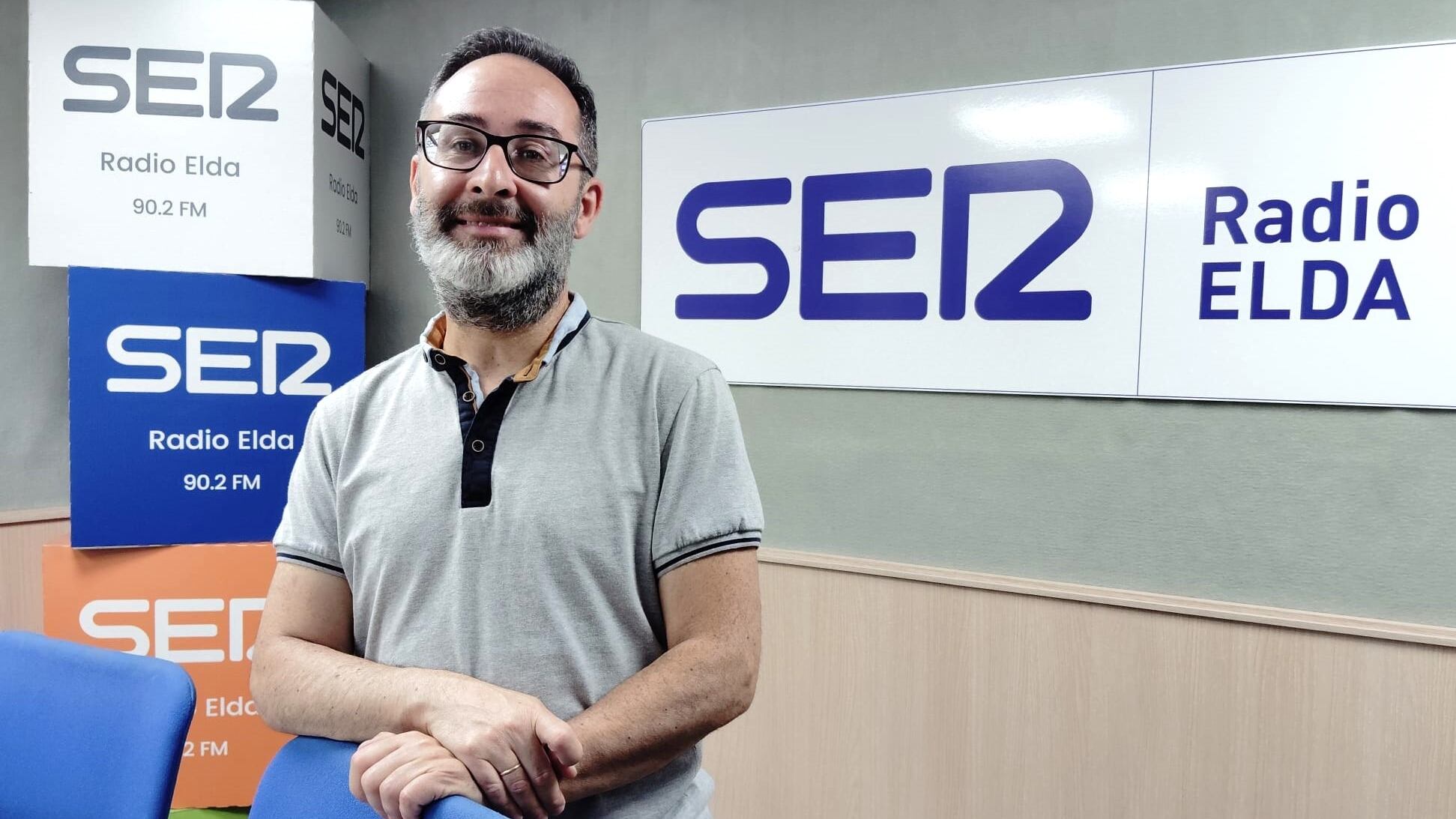 Juan Carlos Márquez, en el estudio de Radio Elda SER.