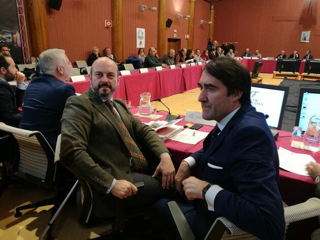 Los Consejeros de medio ambiente de Madrid Pedro Rollán (i) y de Castilla y León Juan Carlos Suárez-Quiñones (d) durante el patronato del Parque Nacional de Guadarrama