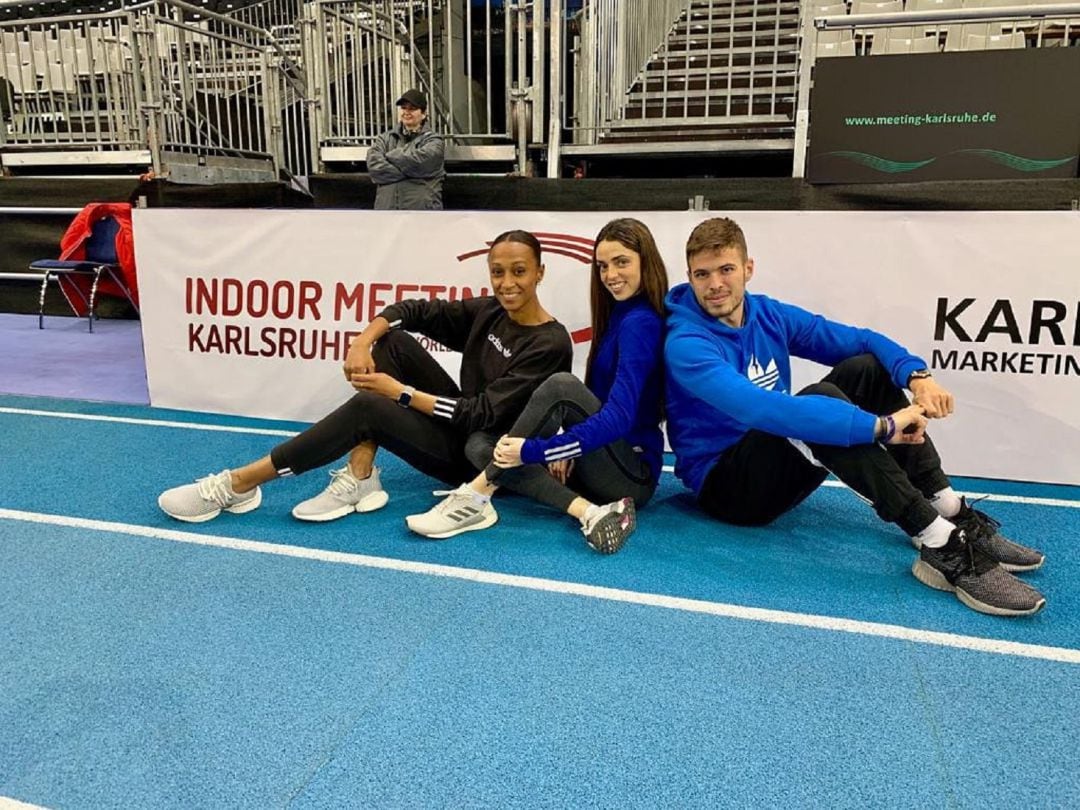 Celia Antón, en el centro, entre Ana Peleteiro y Óscar Husillos sobre la pista del reciente Meeting de Karlsruhe.