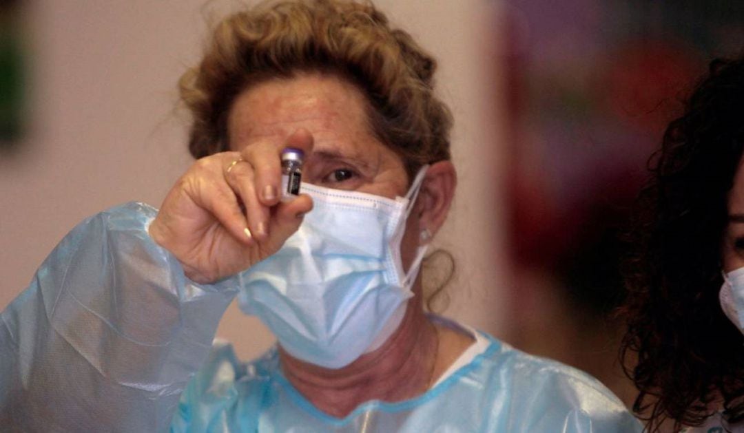 Carmen Carboné, la primera enfermera que ha administrado en España la vacuna contra el Covid-19