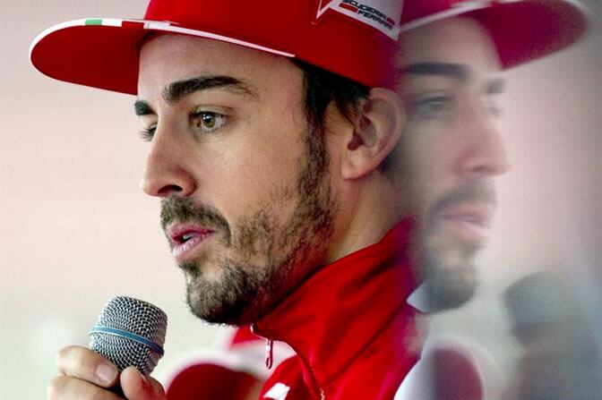 Fernando Alonso contesta a los periodistas