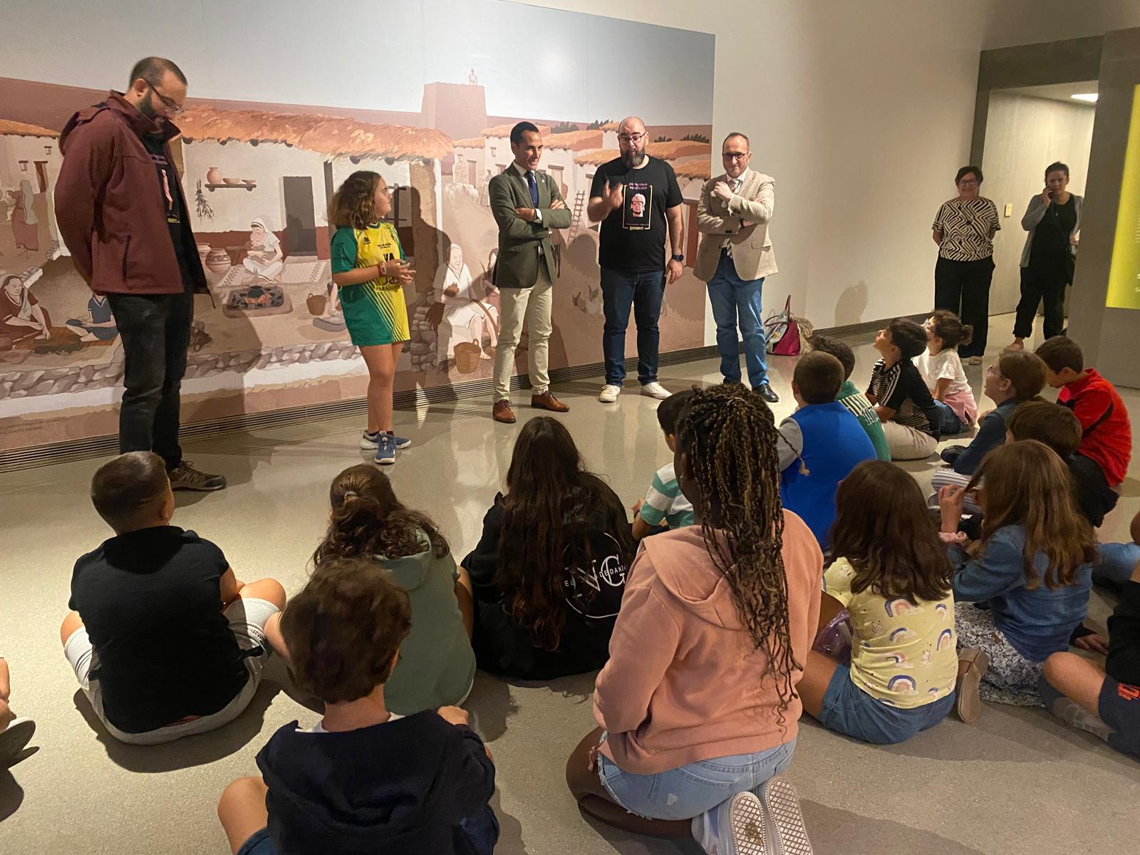 El delegado de Desarrollo Educativo, Francisco José Solano, y el de Cultura, José Ayala (3º y 5º por la izqda en la fila de personas que están de pie), junto a los niños del CPR Almadén.