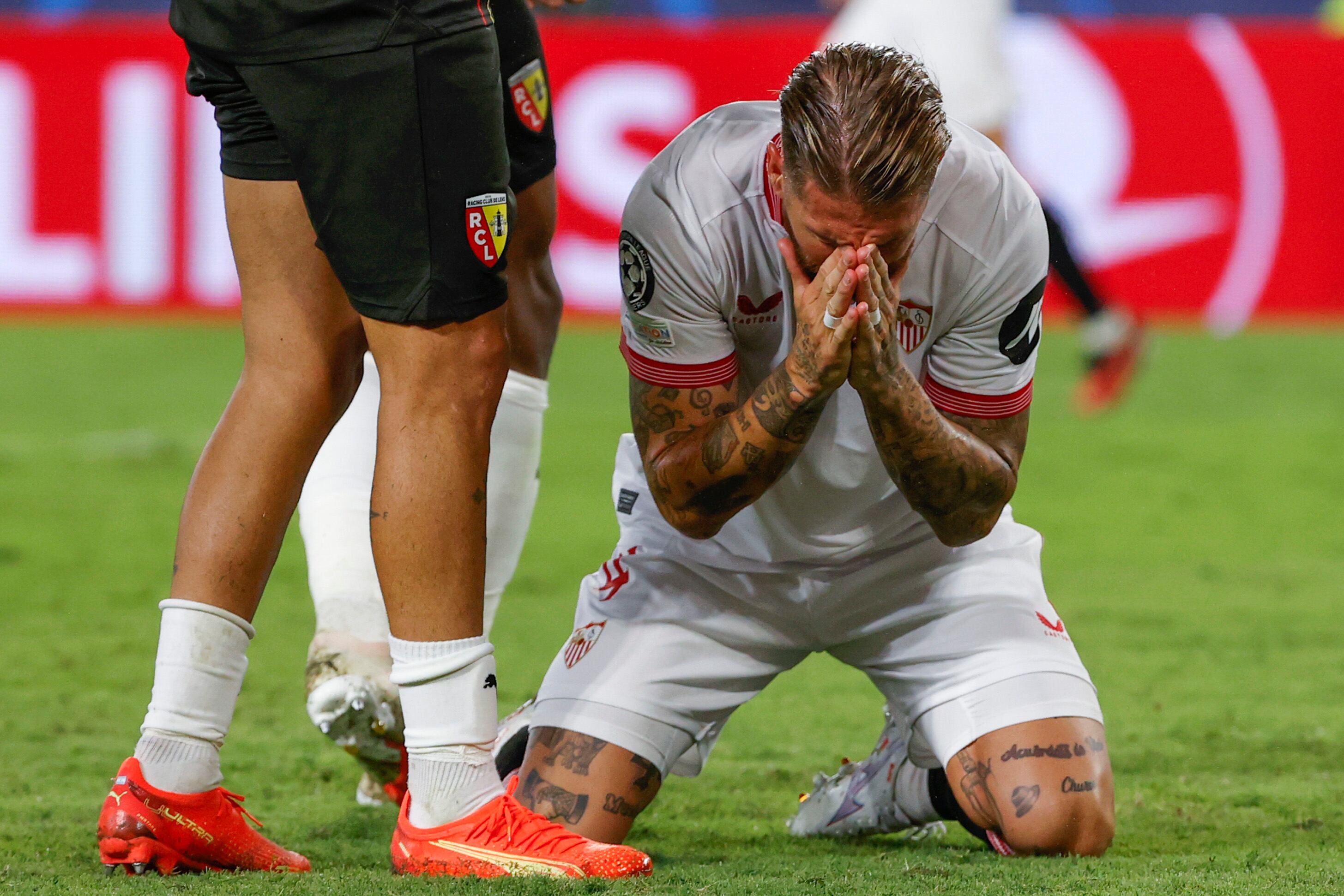 El defensa del Sevilla Sergio Ramos se lamenta tras fallar un remate ante el Lens, durante el encuentro correspondiente a la fase de grupos de la Liga de Campeones que disputó el pasado 20 de septiembre en el estadio Ramón Sánchez Pizjúan de Sevilla. EFE / Julio Muñoz.