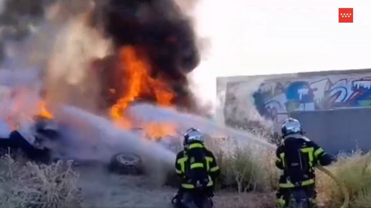 Los bomberos sofocan el incendio de un cementerio de neumáticos en Valdemoro