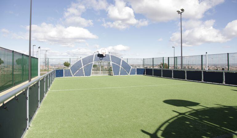 La nueva pista polideportiva con césped artificial