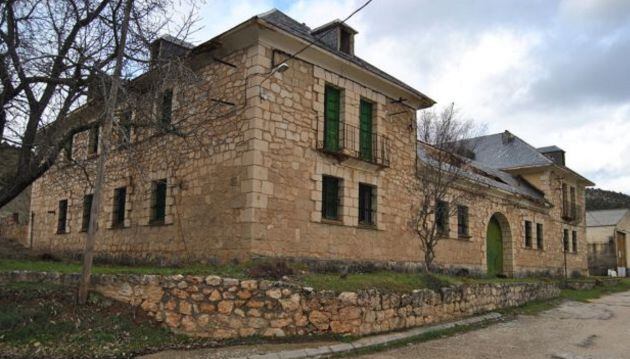 Antiguo cuartel de la Guardia Civil de El Recuenco (Guadalajara) donde Rumbo Rural planea ubicar un centro de trabajao para nómadas digitales.