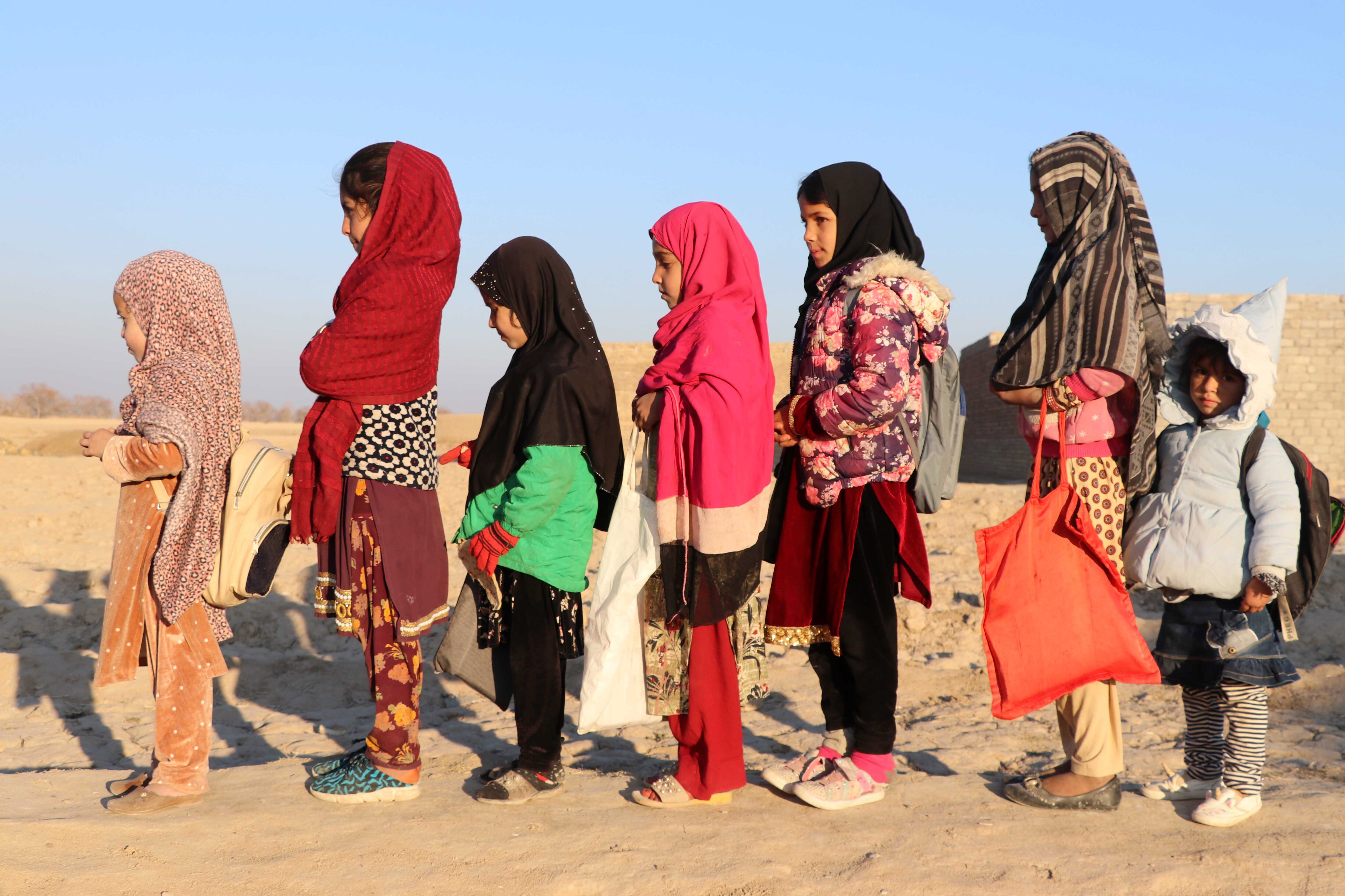 -FOTODELDÍA- DAND (AFGANISTÁN), 01/01/2023.- Niñas afganas a su llegada a clases a un centro educativo este domingo en el distrito Dand de la ciudad de Kandahar, antes de su cierre tras la prohibición a la mujer de trabajar en ONG&#039;s y otras instituciones internacionales, emitida por los talibanes. La ONU llamó recientemente a la comunidad internacional a seguir el diálogo para encontrar una solución al &quot;dilema&quot; que ha supuesto el veto del Gobierno talibán de Afganistán para que las mujeres no trabajen en ONG, y alertó del &quot;impacto en cascada&quot; que afronta el país. EFE/STRINGER
