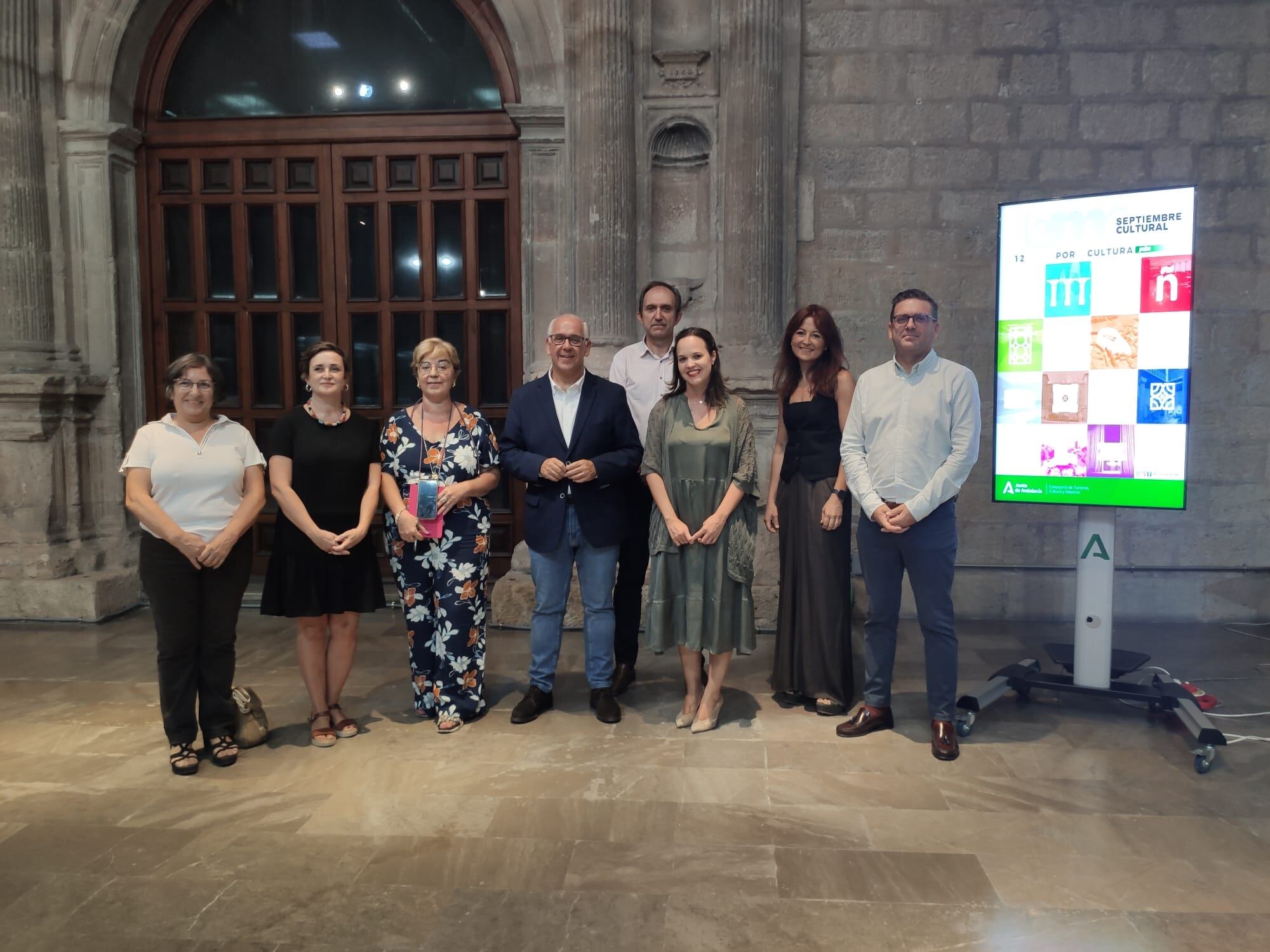 El delegado del gobierno de la Junta de Andalucía en Jaén, Jesús Estrella (cuarto por la izquierda), rodeado de responsables culturales de la provincia