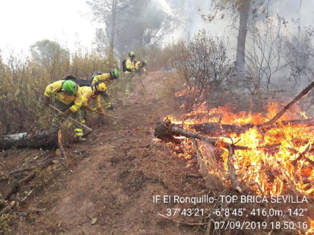 Vuelven a casa los desalojados por el incendio en El Ronquillo