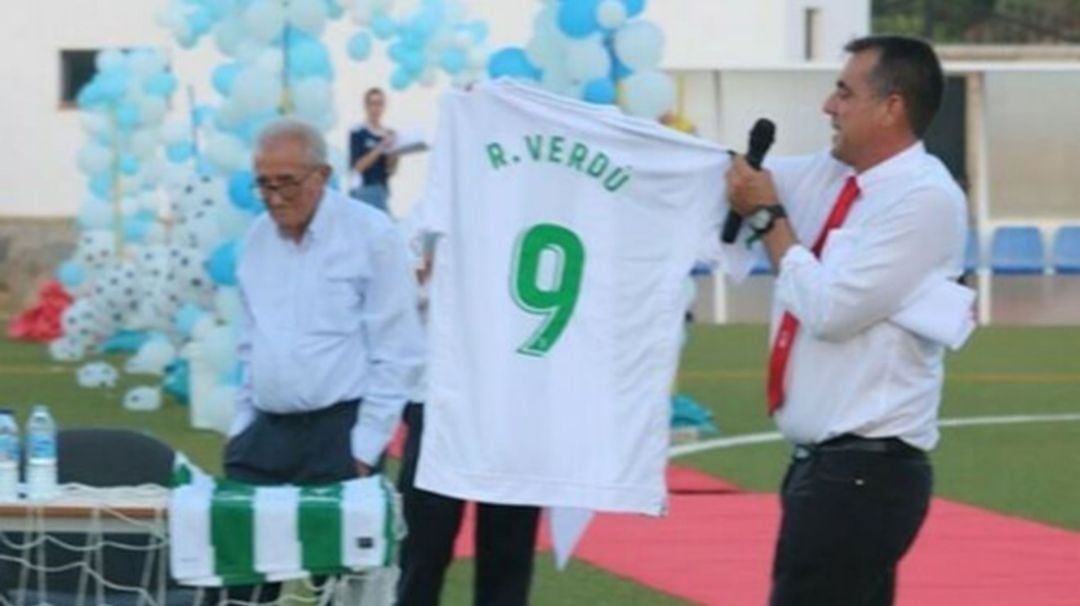 Rafael Verdú recibe el homenaje muy cariñoso de los Coripeños